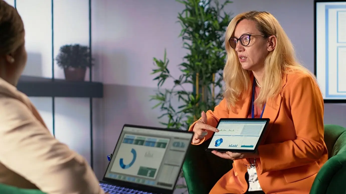 Женщины-руководители разных этнических групп на встрече проводят мозговой штурм по маркетинговой стратегии.