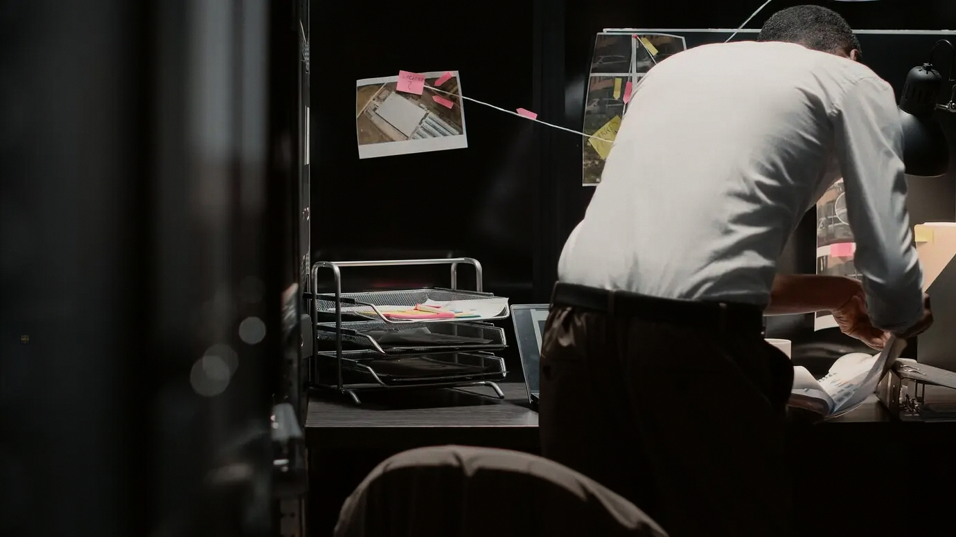 Pizarra enumerando hitos de flujo de trabajo en configuración de informes de gestión